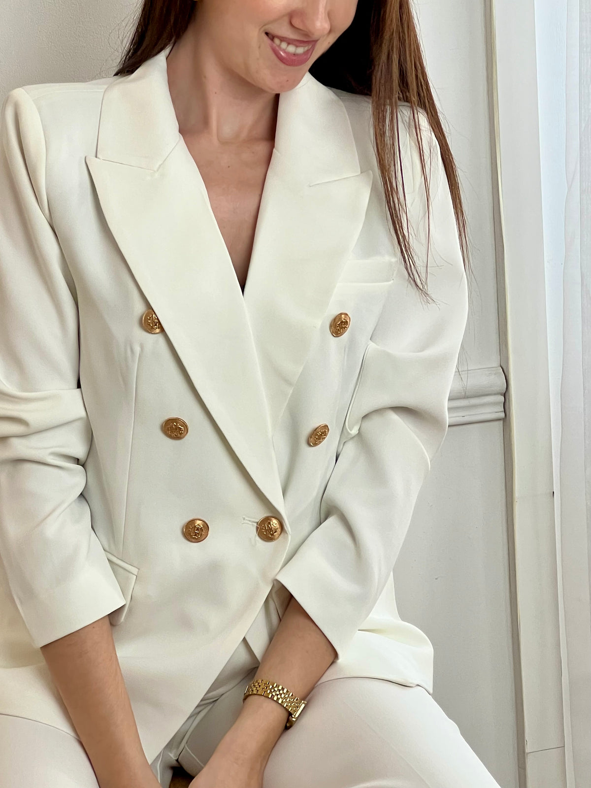 Élégant et intemporel, ce blazer blanc allie style et confort. Doté de manches longues, d'un col à revers classique et de boutons sur le devant, il offre une silhouette épurée et flatteuse. Les trois poches factices ajoutent une touche de sophistication, tandis que la doublure intérieure assure une tenue impeccable tout au long de la journée.&nbsp;