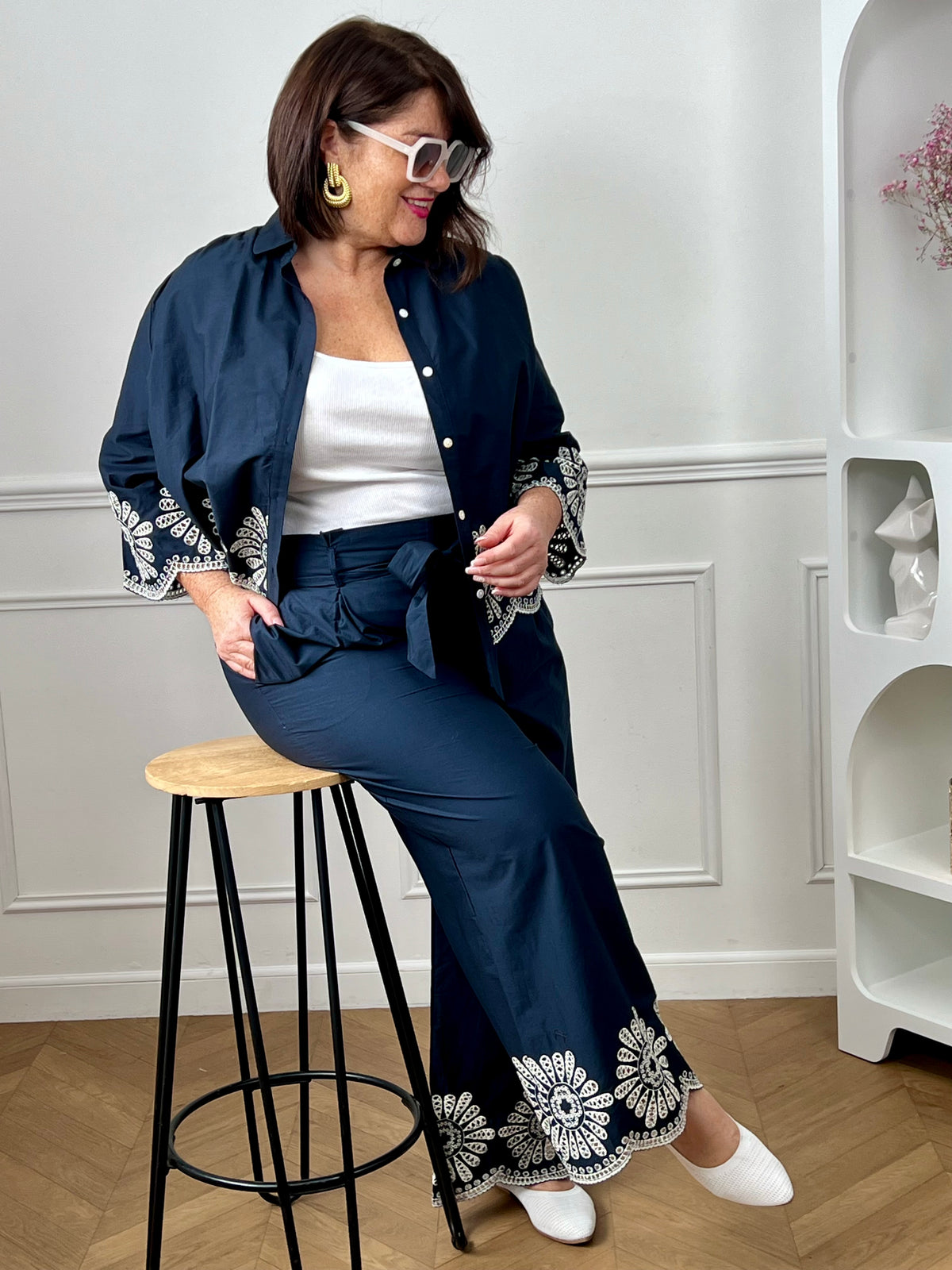 Chemise bleue en coton grande taille, idéale pour un look à la fois élégant et confortable. Dotée de boutons sur toute la longueur et aux manches, elle allie praticité et style. Ses détails de broderie blanche ajourée apportent une touche raffinée et féminine. Confectionnée en 100% coton, elle offre douceur et respirabilité pour un porté agréable au quotidien.