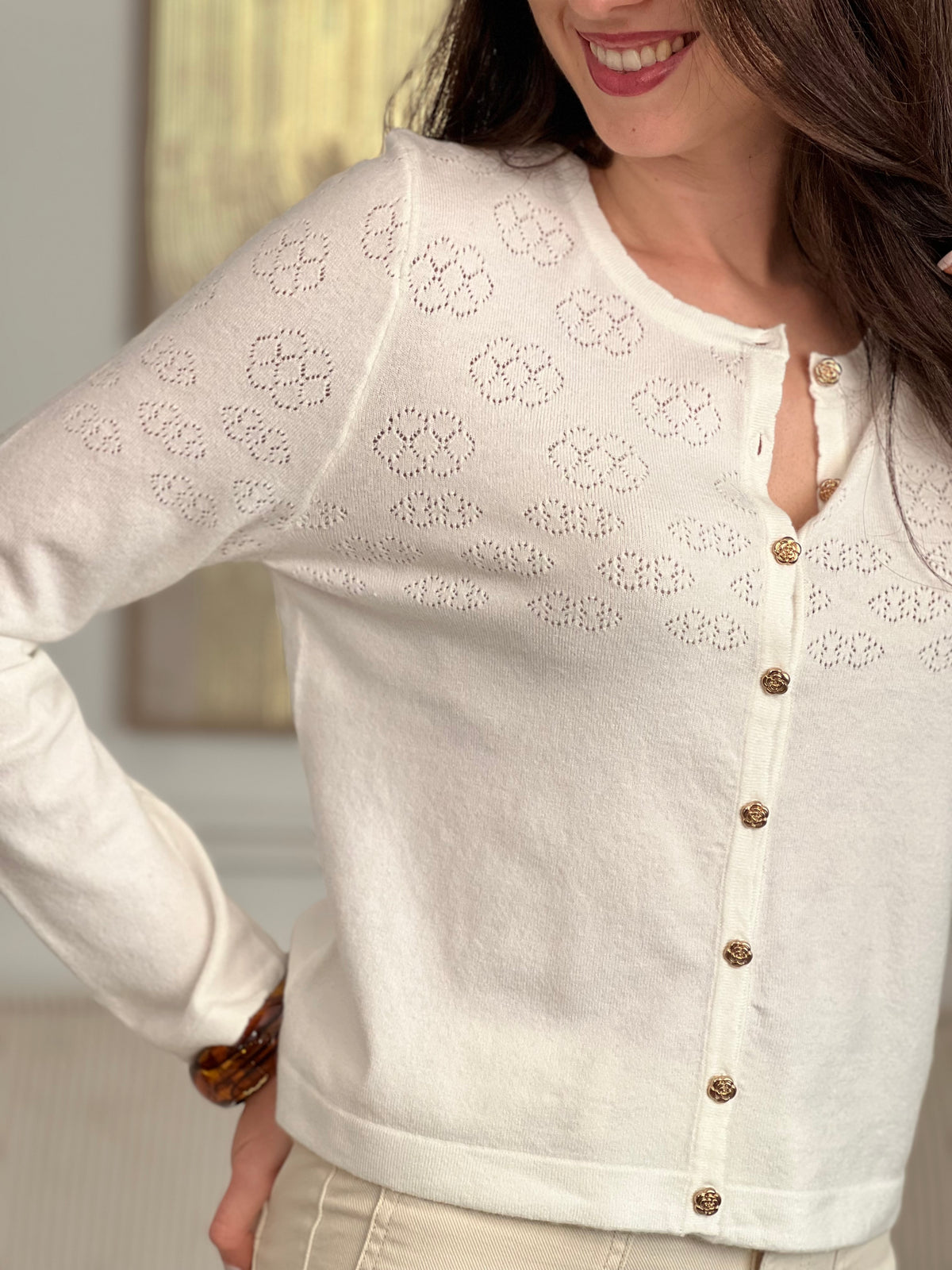 Découvrez le Gilet Davina, une pièce incontournable pour sublimer vos tenues. Confectionné dans une matière fine et délicate, ce gilet écru épouse élégamment votre silhouette. Ses manches longues et ses boutons dorés alignés sur toute la longueur ajoutent une touche de raffinement.