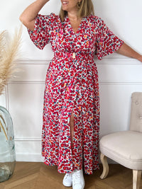 Robe longue motif floral bleu et rouge Robe longue manches courtes Col cache cœur Elastique à la taille avec ceinture amovible accroche dorée Couleurs : écru, rouge, bleu, rose et orange  Coupe porte feuille/fente  Composition : 100% Polyester Lavage à la main obligatoire Made in P.R.C
