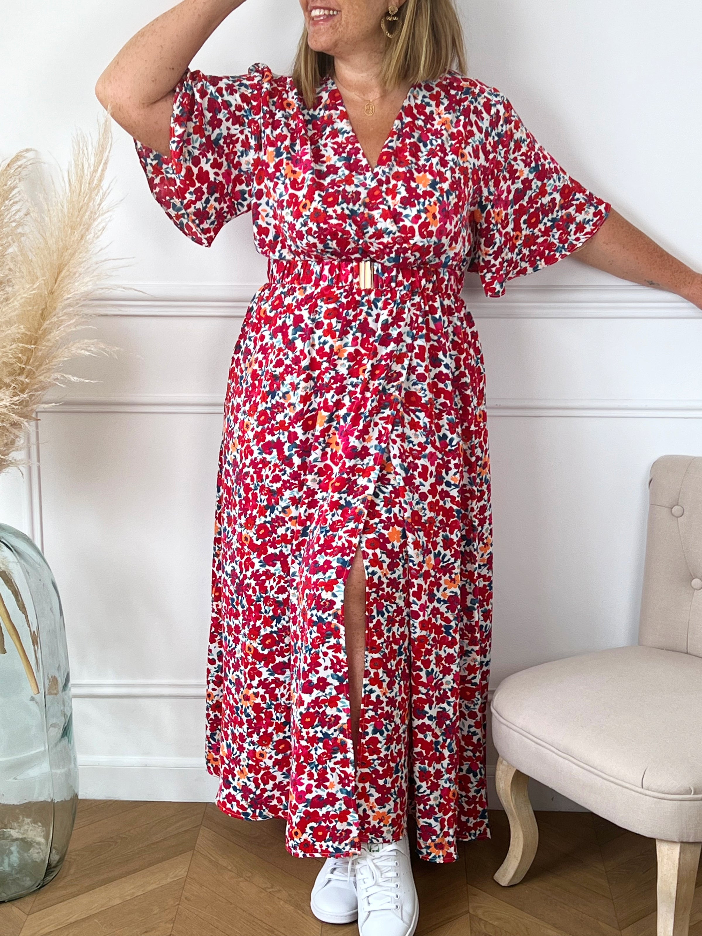 Robe longue motif floral bleu et rouge Robe longue manches courtes Col cache cœur Elastique à la taille avec ceinture amovible accroche dorée Couleurs : écru, rouge, bleu, rose et orange  Coupe porte feuille/fente  Composition : 100% Polyester Lavage à la main obligatoire Made in P.R.C