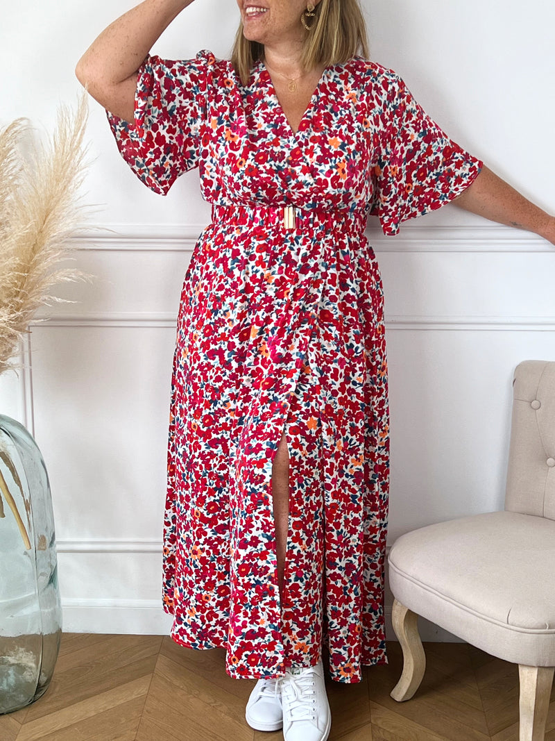 Robe longue motif floral bleu et rouge Robe longue manches courtes Col cache cœur Elastique à la taille avec ceinture amovible accroche dorée Couleurs : écru, rouge, bleu, rose et orange  Coupe porte feuille/fente  Composition : 100% Polyester Lavage à la main obligatoire Made in P.R.C