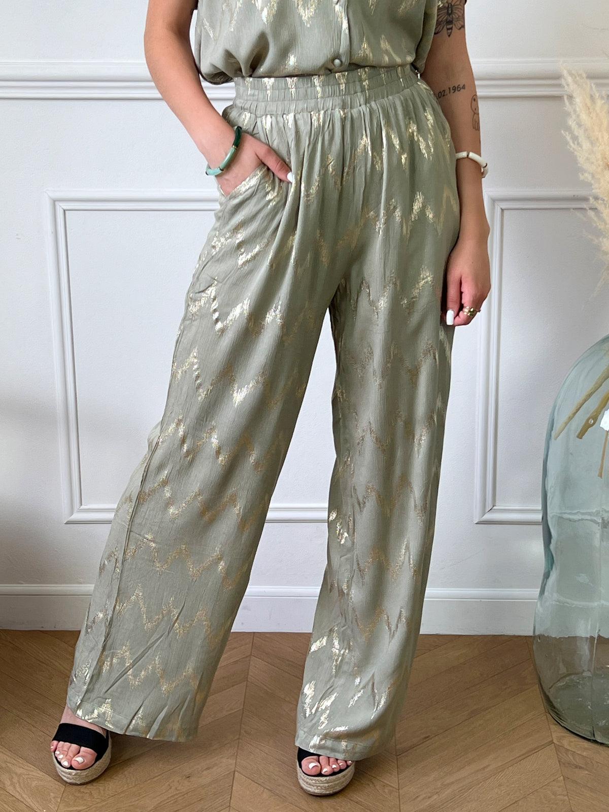 Pantalon kaki avec motifs dorés femme Pantalon Coupe droite Taille élastique 2 Poches latérales Motifs dorés Couleur : vert sauge Composition : 100% Rayon Made in P.R.C
