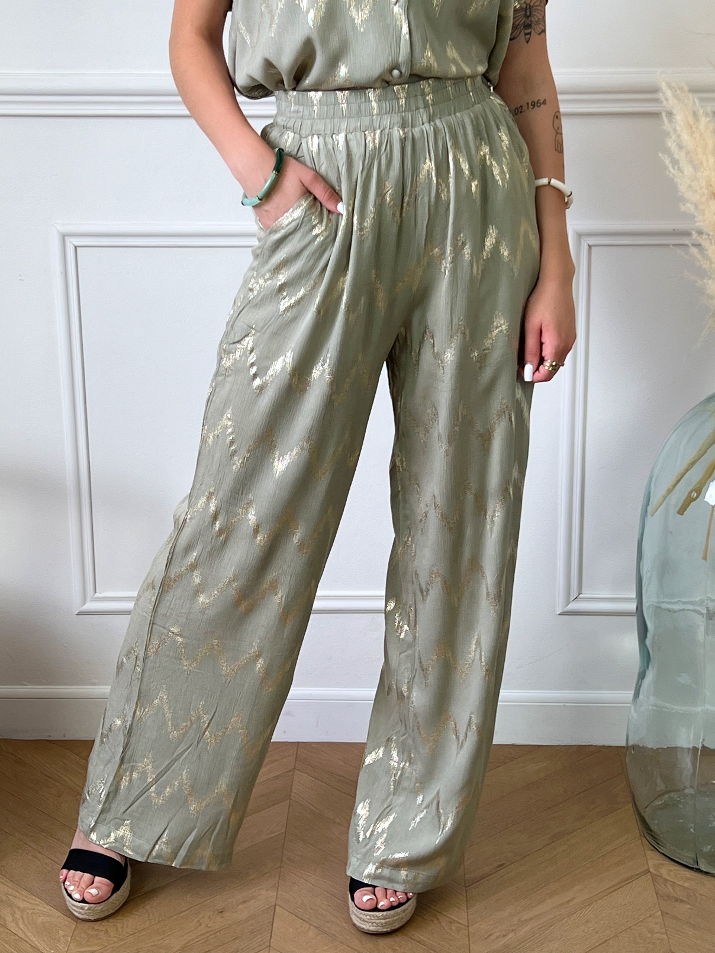 Pantalon kaki avec motifs dorés femme Pantalon Coupe droite Taille élastique 2 Poches latérales Motifs dorés Couleur : vert sauge Composition : 100% Rayon Made in P.R.C