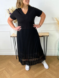 ROBE NOIRE LONGUE GRANDE TAILLE Robe longue manches courtes Haut effet tee-shirt Col V Bas effet plissé Dentelle sur le bas Doublée au bas Couleur : noir Composition : Tee-shirt : 95% Coton, 5% Elasthanne Jupe : 100% Polyester Doublure de la jupe : 95% Viscose, 5% Elasthanne Made in Italie