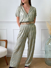 Pantalon kaki avec motifs dorés femme Pantalon Coupe droite Taille élastique 2 Poches latérales Motifs dorés Couleur : vert sauge Composition : 100% Rayon Made in P.R.C