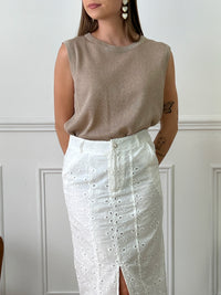 Jupe longue blanche en broderie femme Jupe longue Fermeture à zip avec un bouton en strass Doublée Broderie Ajourée, légèrement transparente  Poches latérales Fente sur le devant Couleur : blanc Composition : 100% Coton Made in RPC