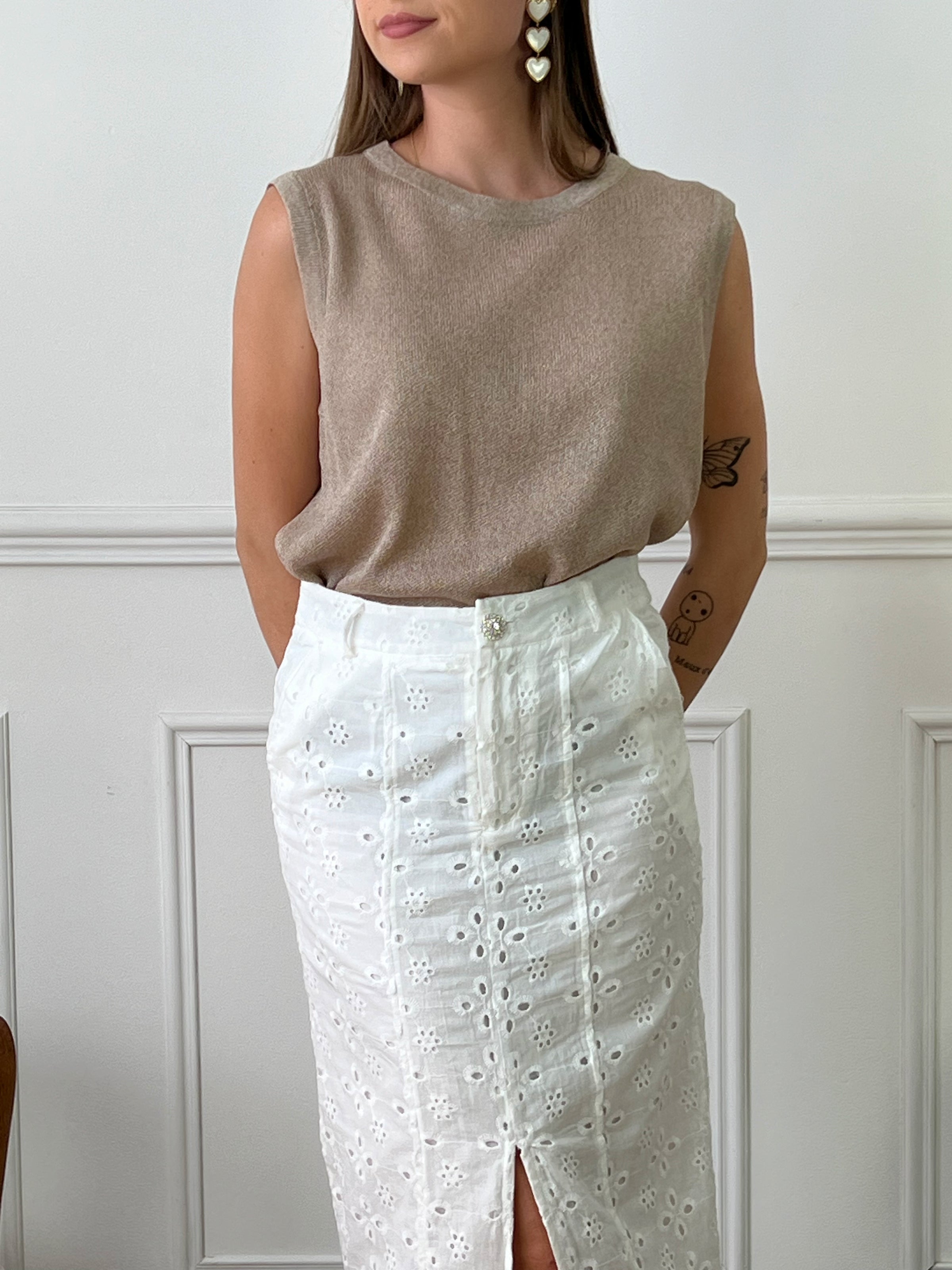 Jupe longue blanche en broderie femme Jupe longue Fermeture à zip avec un bouton en strass Doublée Broderie Ajourée, légèrement transparente  Poches latérales Fente sur le devant Couleur : blanc Composition : 100% Coton Made in RPC