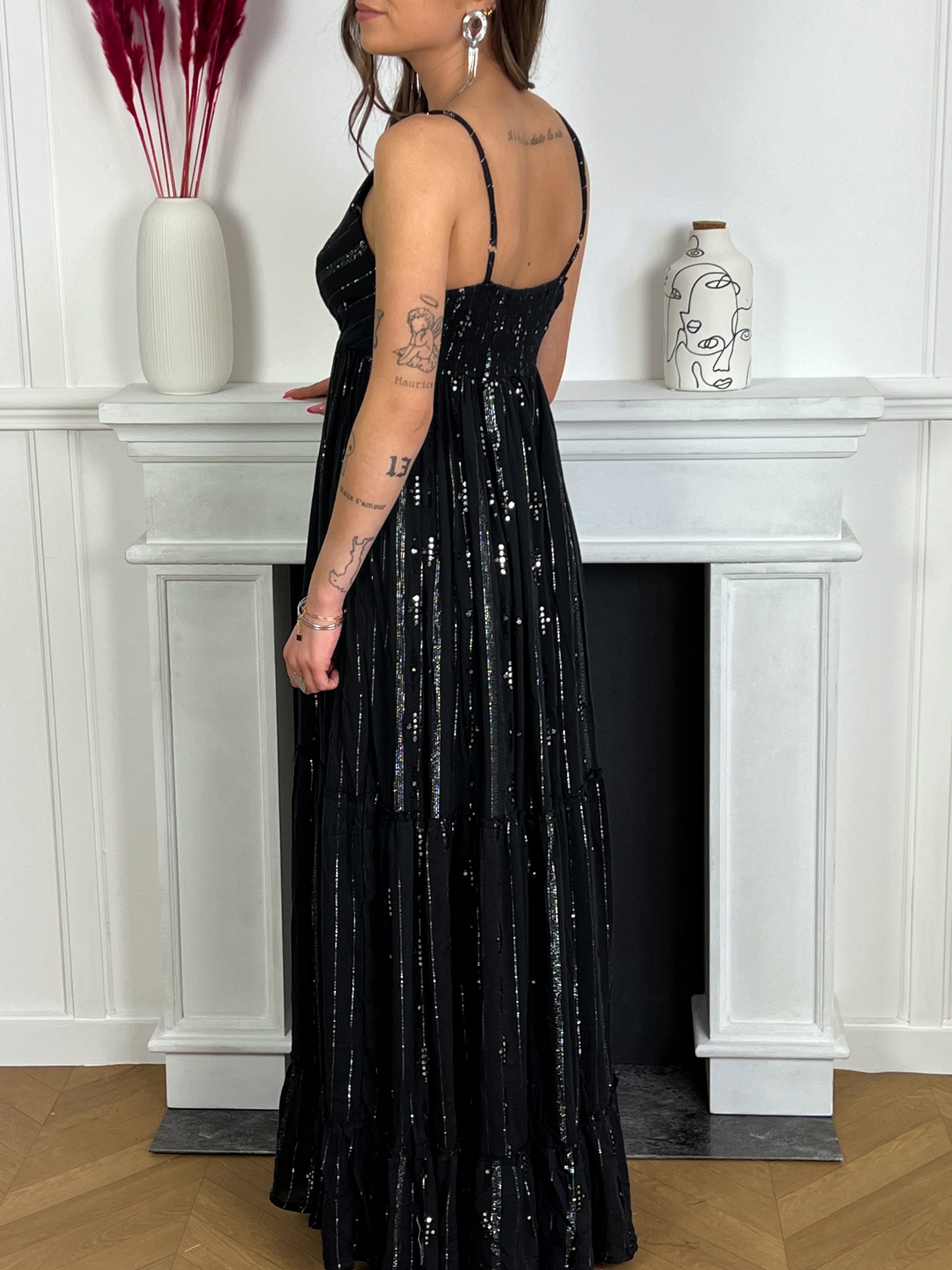Robe longue noir brillante avec sequin Robe longue  Manches brettelles réglables Col V Élastique au dos Détail brillant sequins noir et argenté et fil lurex argenté Doublée  Couleurs : noir et argenté Composition : 100% Viscose Made in Inde