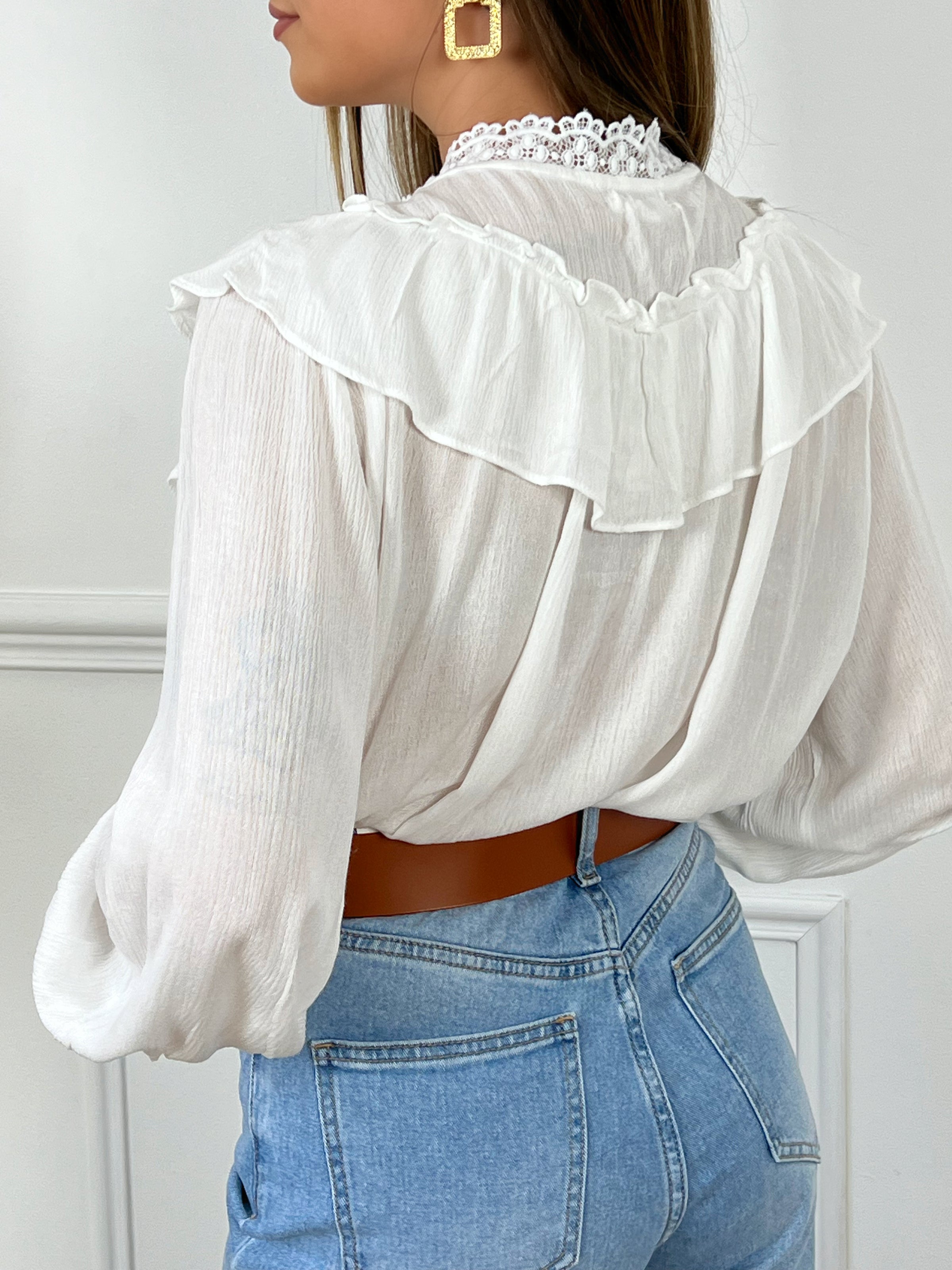 BLOUSE BLANCHE AVEC BRODERIE ET VOLANTS Chemise manches longues Ajourée au niveau du décolleté Broderie au col et aux manches Volants sur la poitrine et haut du dos Légèrement transparente Boutons blancs jusqu'à mi longueur et aux poignets Couleur : écru Composition : 100% Coton Lavage à la main recommandé