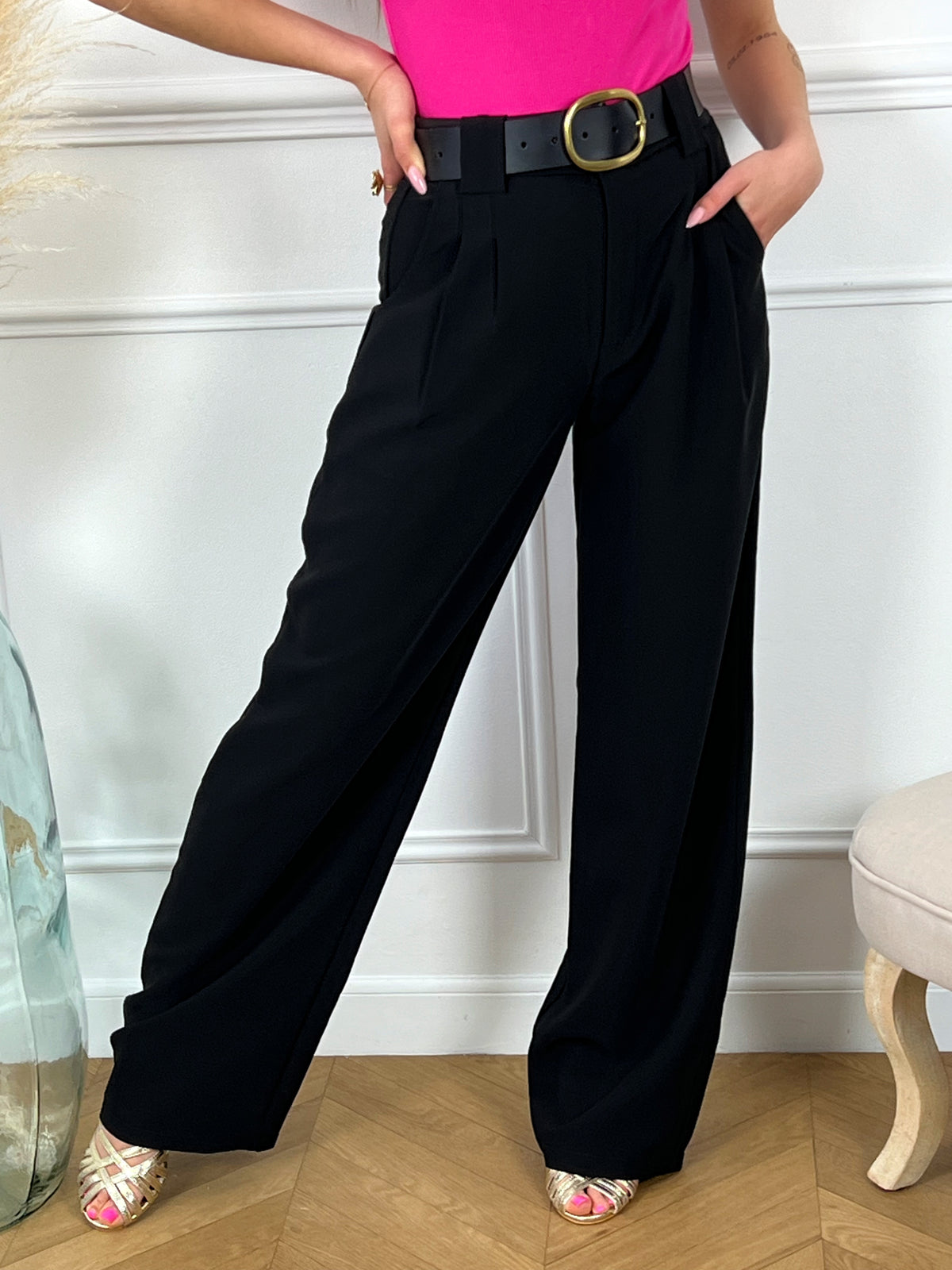 Pantalon noir taille haute femme Pantalon noir Coupe droite Fermeture à zip avec un bouton Passants pour ceinture 2 poches à l'avant 2 poches factices à l'arrière Couleur : noir Composition : 100% Polyester Lavage à la main obligatoire Made in P.R.C