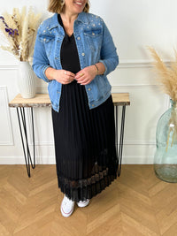ROBE NOIRE LONGUE GRANDE TAILLE Robe longue manches courtes Haut effet tee-shirt Col V Bas effet plissé Dentelle sur le bas Doublée au bas Couleur : noir Composition : Tee-shirt : 95% Coton, 5% Elasthanne Jupe : 100% Polyester Doublure de la jupe : 95% Viscose, 5% Elasthanne Made in Italie