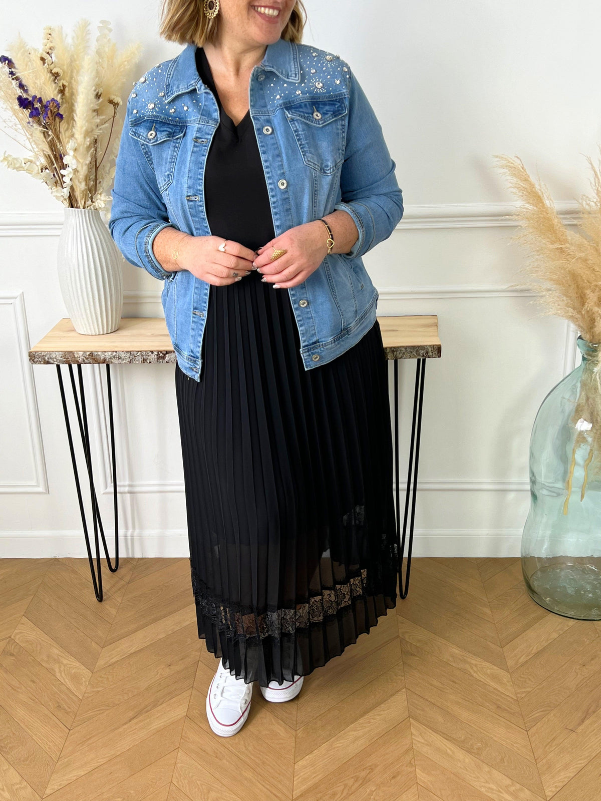 ROBE NOIRE LONGUE GRANDE TAILLE Robe longue manches courtes Haut effet tee-shirt Col V Bas effet plissé Dentelle sur le bas Doublée au bas Couleur : noir Composition : Tee-shirt : 95% Coton, 5% Elasthanne Jupe : 100% Polyester Doublure de la jupe : 95% Viscose, 5% Elasthanne Made in Italie