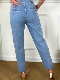 Jean bleu clair femme Jean taille haute Coupe mom fit Fermeture à zip avec un bouton 2 poches à l'avant et 2 poches factices à l'arrière Couleur : bleu clair Composition : 99% Coton, 1 % Elasthanne Made in P.R.C
