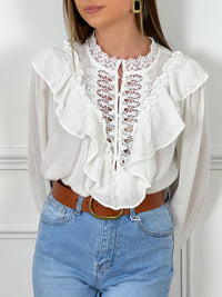 BLOUSE BLANCHE AVEC BRODERIE ET VOLANTS Chemise manches longues Ajourée au niveau du décolleté Broderie au col et aux manches Volants sur la poitrine et haut du dos Légèrement transparente Boutons blancs jusqu'à mi longueur et aux poignets Couleur : écru Composition : 100% Coton Lavage à la main recommandé