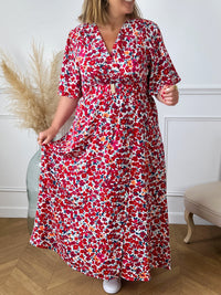 Robe longue motif floral bleu et rouge Robe longue manches courtes Col cache cœur Elastique à la taille avec ceinture amovible accroche dorée Couleurs : écru, rouge, bleu, rose et orange  Coupe porte feuille/fente  Composition : 100% Polyester Lavage à la main obligatoire Made in P.R.C