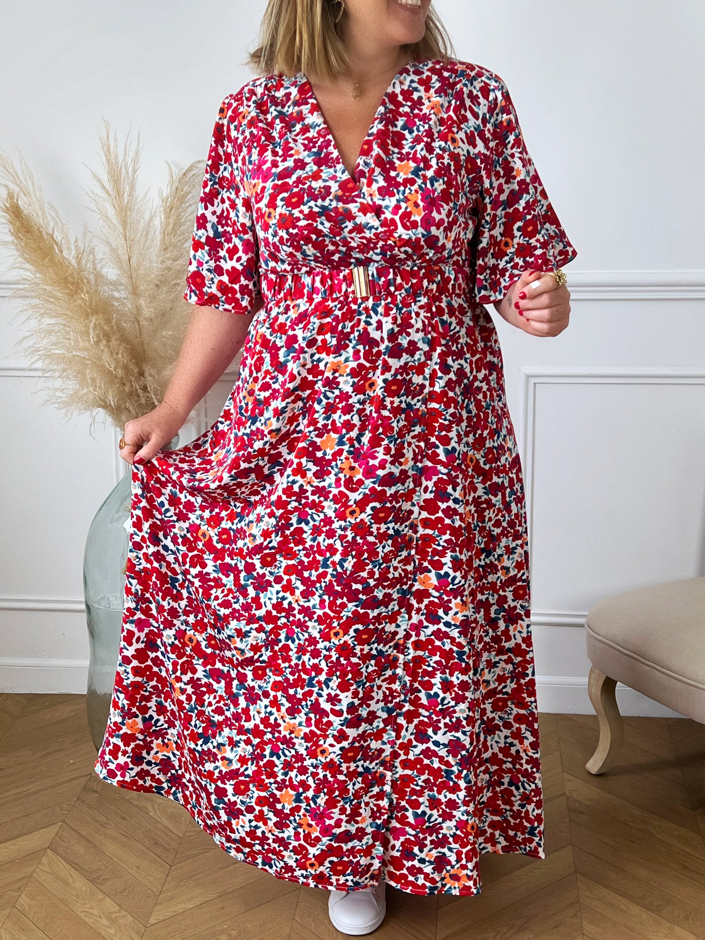 Robe longue motif floral bleu et rouge Robe longue manches courtes Col cache cœur Elastique à la taille avec ceinture amovible accroche dorée Couleurs : écru, rouge, bleu, rose et orange  Coupe porte feuille/fente  Composition : 100% Polyester Lavage à la main obligatoire Made in P.R.C