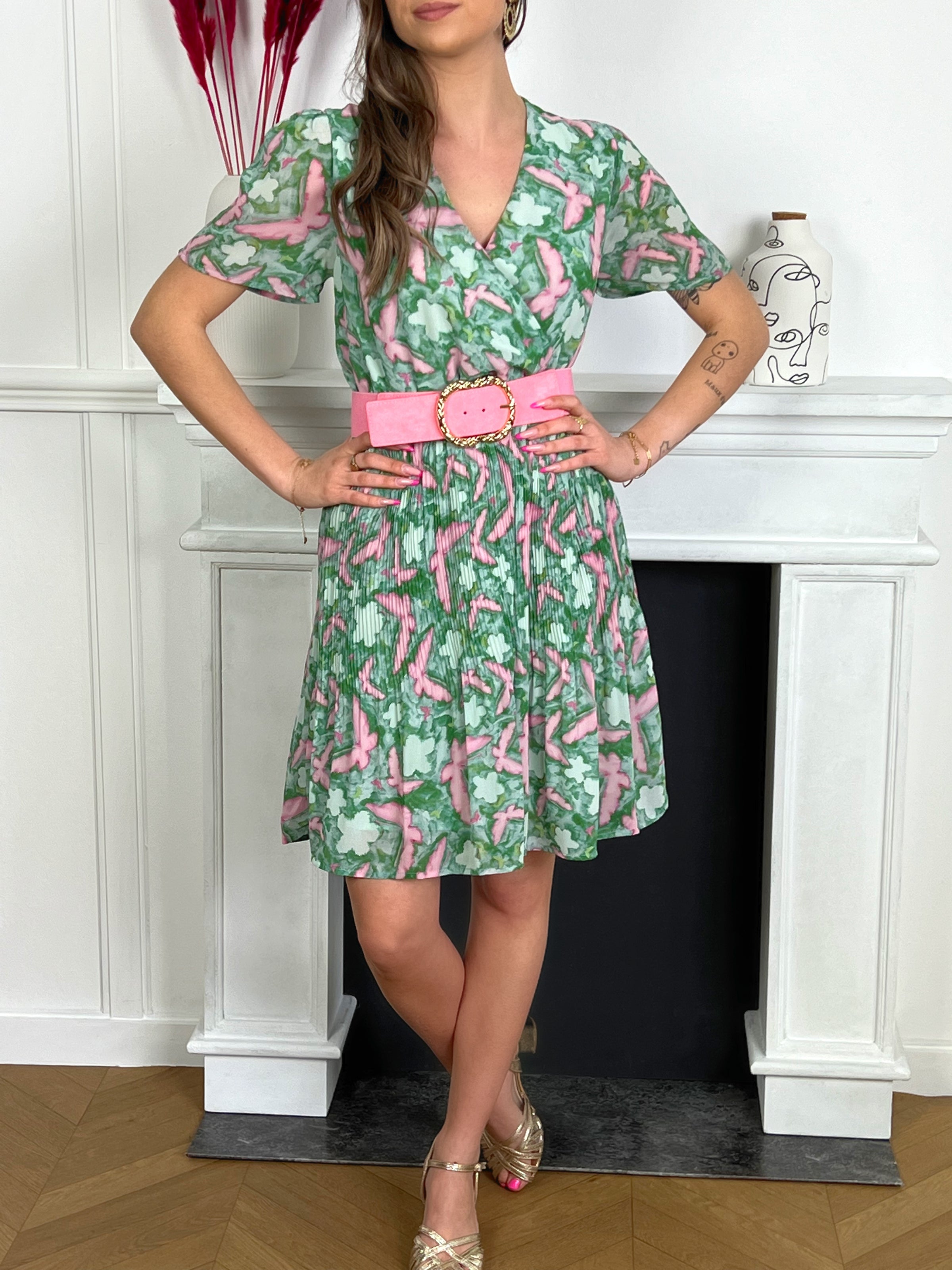 Robe courte verte et rose col V effet plissé femme Robe courte à manches courtes Doublée sur le bas Col cache cœur Effet plissé Couleurs : rose et verte Composition : 100% Polyester, doublure : 100% Coton Fabriqué en P.R.C