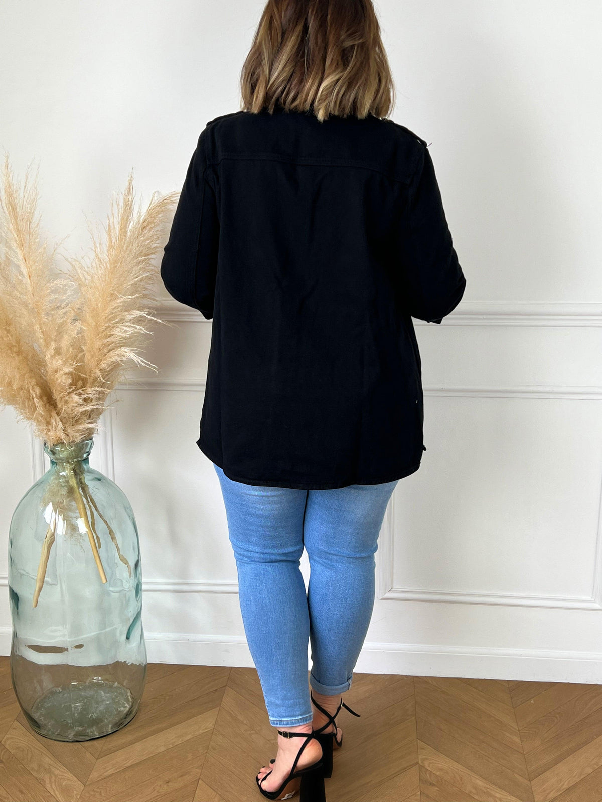 VESTE NOIRE EN COTON FEMME GRANDE TAILLE Veste manches longues Boutons sur la longueur et aux poignets 2 poches au niveau de la poitrine et 2 poches latérales à découdre Strass sur les poches à la poitrine Couleur : noir Composition : 100% Coton