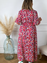 Robe longue motif floral bleu et rouge Robe longue manches courtes Col cache cœur Elastique à la taille avec ceinture amovible accroche dorée Couleurs : écru, rouge, bleu, rose et orange  Coupe porte feuille/fente  Composition : 100% Polyester Lavage à la main obligatoire Made in P.R.C