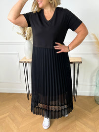 ROBE NOIRE LONGUE GRANDE TAILLE Robe longue manches courtes Haut effet tee-shirt Col V Bas effet plissé Dentelle sur le bas Doublée au bas Couleur : noir Composition : Tee-shirt : 95% Coton, 5% Elasthanne Jupe : 100% Polyester Doublure de la jupe : 95% Viscose, 5% Elasthanne Made in Italie