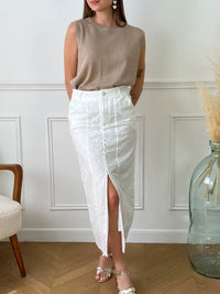 Jupe longue blanche en broderie femme Jupe longue Fermeture à zip avec un bouton en strass Doublée Broderie Ajourée, légèrement transparente  Poches latérales Fente sur le devant Couleur : blanc Composition : 100% Coton Made in RPC