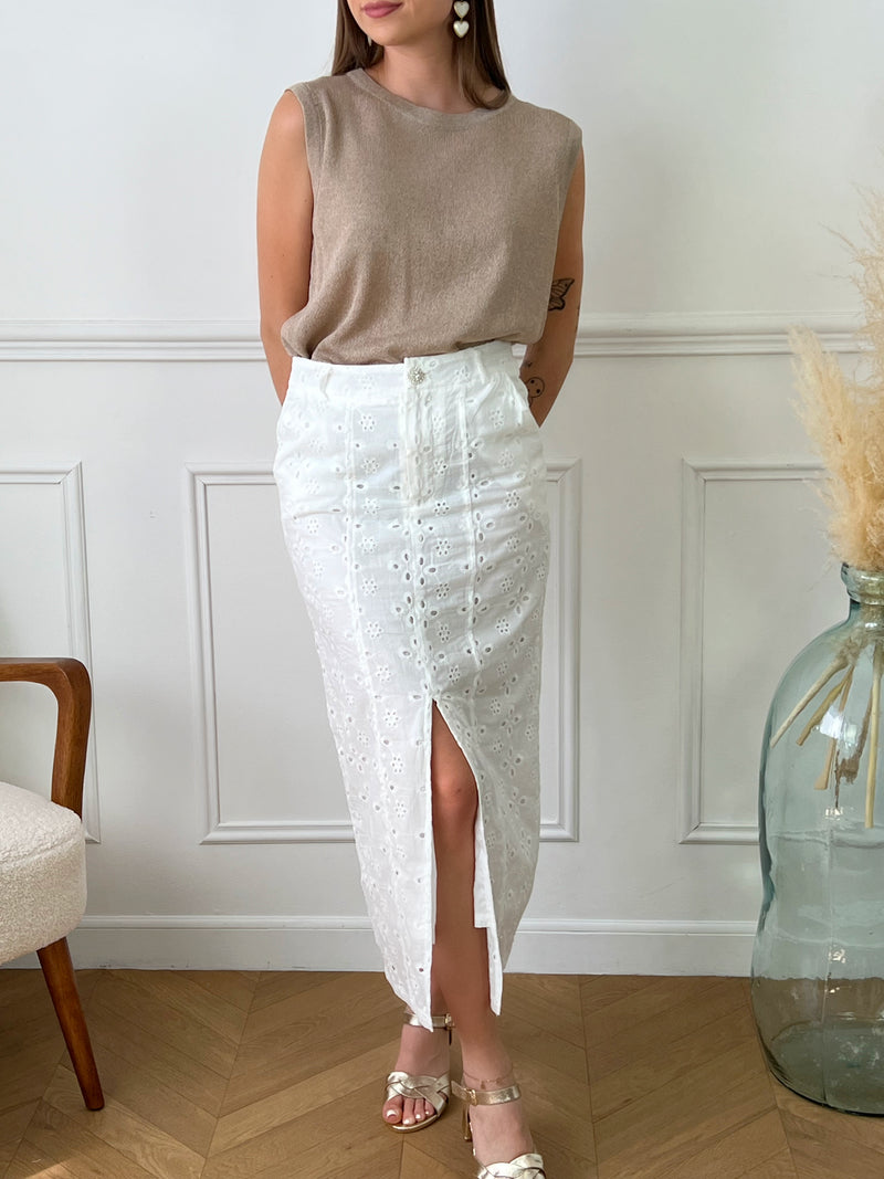 Jupe longue blanche en broderie femme Jupe longue Fermeture à zip avec un bouton en strass Doublée Broderie Ajourée, légèrement transparente  Poches latérales Fente sur le devant Couleur : blanc Composition : 100% Coton Made in RPC