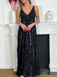 Robe longue noir brillante avec sequin Robe longue  Manches brettelles réglables Col V Élastique au dos Détail brillant sequins noir et argenté et fil lurex argenté Doublée  Couleurs : noir et argenté Composition : 100% Viscose Made in Inde