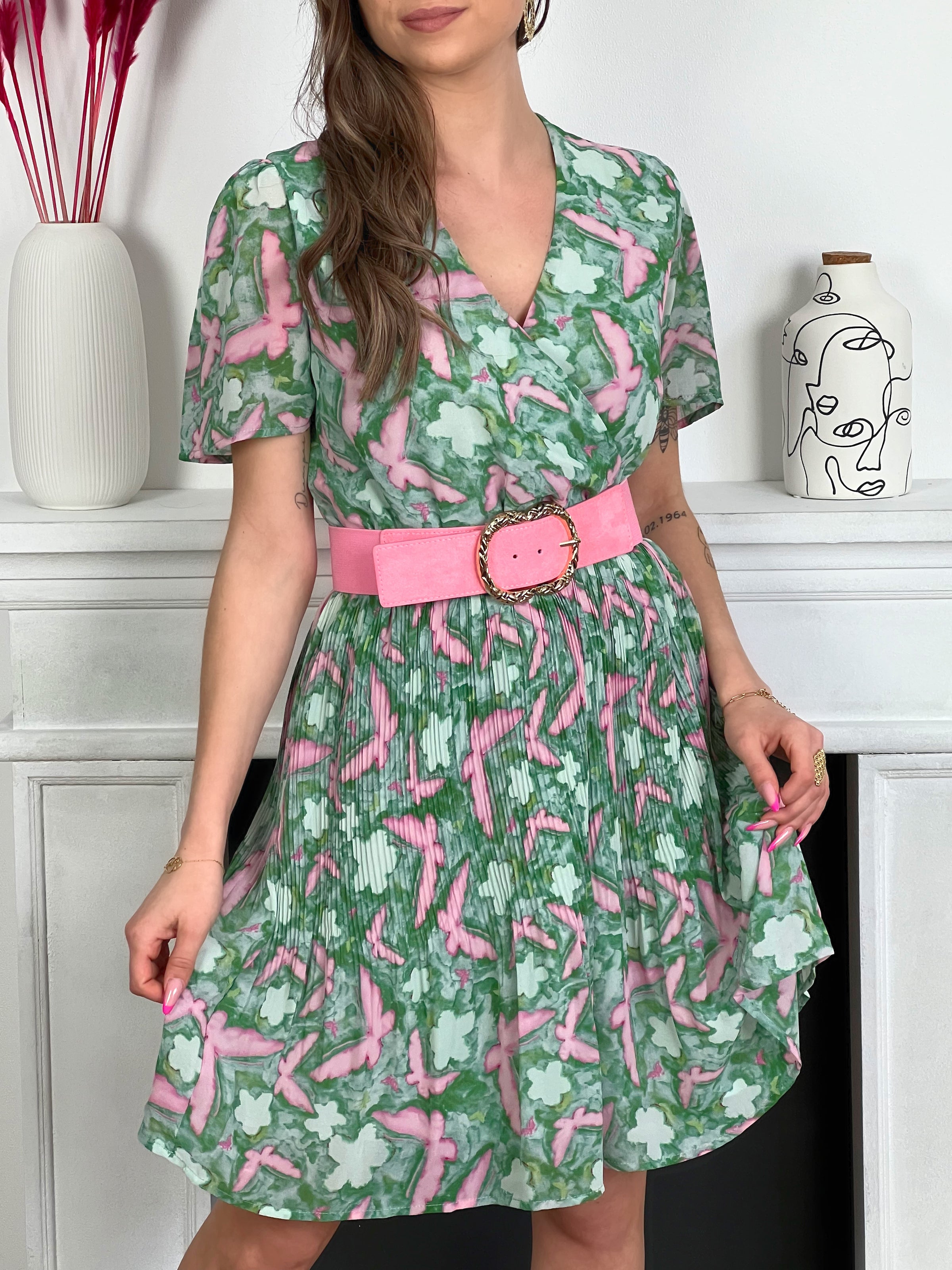 Robe courte verte et rose col V effet plissé femme Robe courte à manches courtes Doublée sur le bas Col cache cœur Effet plissé Couleurs : rose et verte Composition : 100% Polyester, doublure : 100% Coton Fabriqué en P.R.C