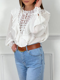 BLOUSE BLANCHE AVEC BRODERIE ET VOLANTS Chemise manches longues Ajourée au niveau du décolleté Broderie au col et aux manches Volants sur la poitrine et haut du dos Légèrement transparente Boutons blancs jusqu'à mi longueur et aux poignets Couleur : écru Composition : 100% Coton Lavage à la main recommandé