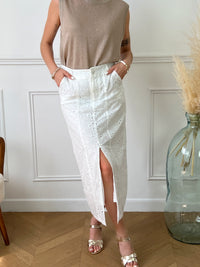 Jupe longue blanche en broderie femme Jupe longue Fermeture à zip avec un bouton en strass Doublée Broderie Ajourée, légèrement transparente  Poches latérales Fente sur le devant Couleur : blanc Composition : 100% Coton Made in RPC