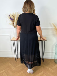 ROBE NOIRE LONGUE GRANDE TAILLE Robe longue manches courtes Haut effet tee-shirt Col V Bas effet plissé Dentelle sur le bas Doublée au bas Couleur : noir Composition : Tee-shirt : 95% Coton, 5% Elasthanne Jupe : 100% Polyester Doublure de la jupe : 95% Viscose, 5% Elasthanne Made in Italie