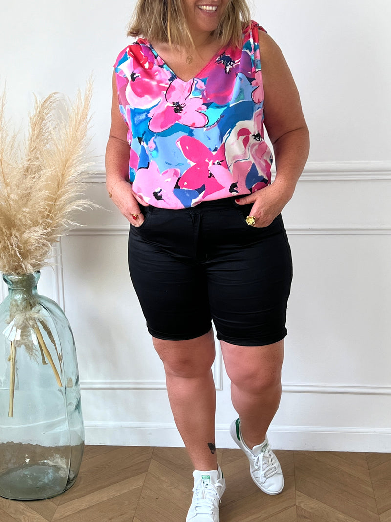Short noir en coton grande taille Bermuda  Couleur: noir Matière stretch Fermeture éclair et avec bouton 2 poches avant et 2 poches arrières Composition : 96%Coton, 4%Elasthanne Made in P.R.C