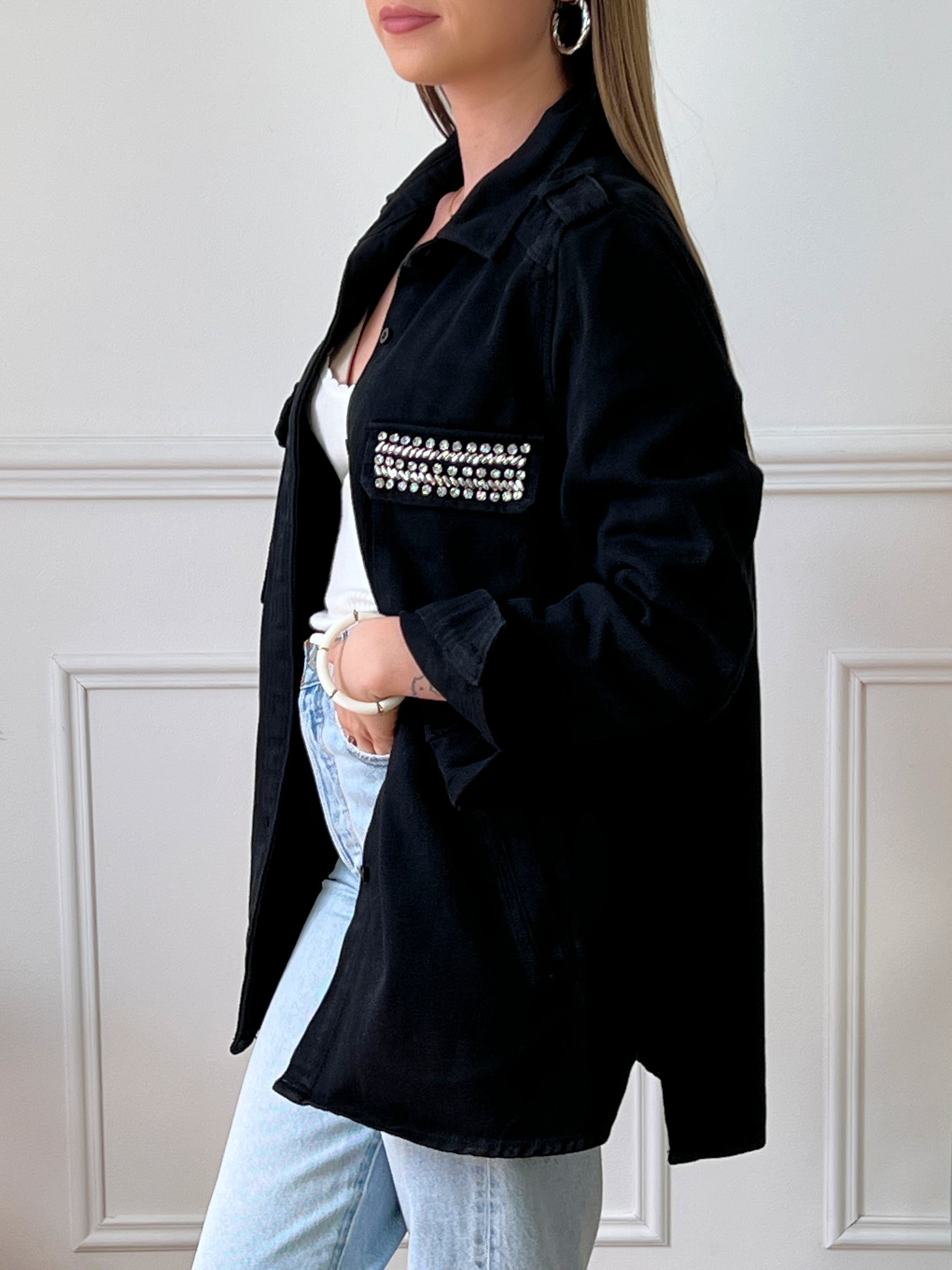 VESTE NOIRE EN COTON FEMME Veste manches longues Boutons sur la longueur et aux poignets 2 poches au niveau de la poitrine et 2 poches latérales à découdre Strass sur les poches à la poitrine Couleur : noir Composition : 100% Coton