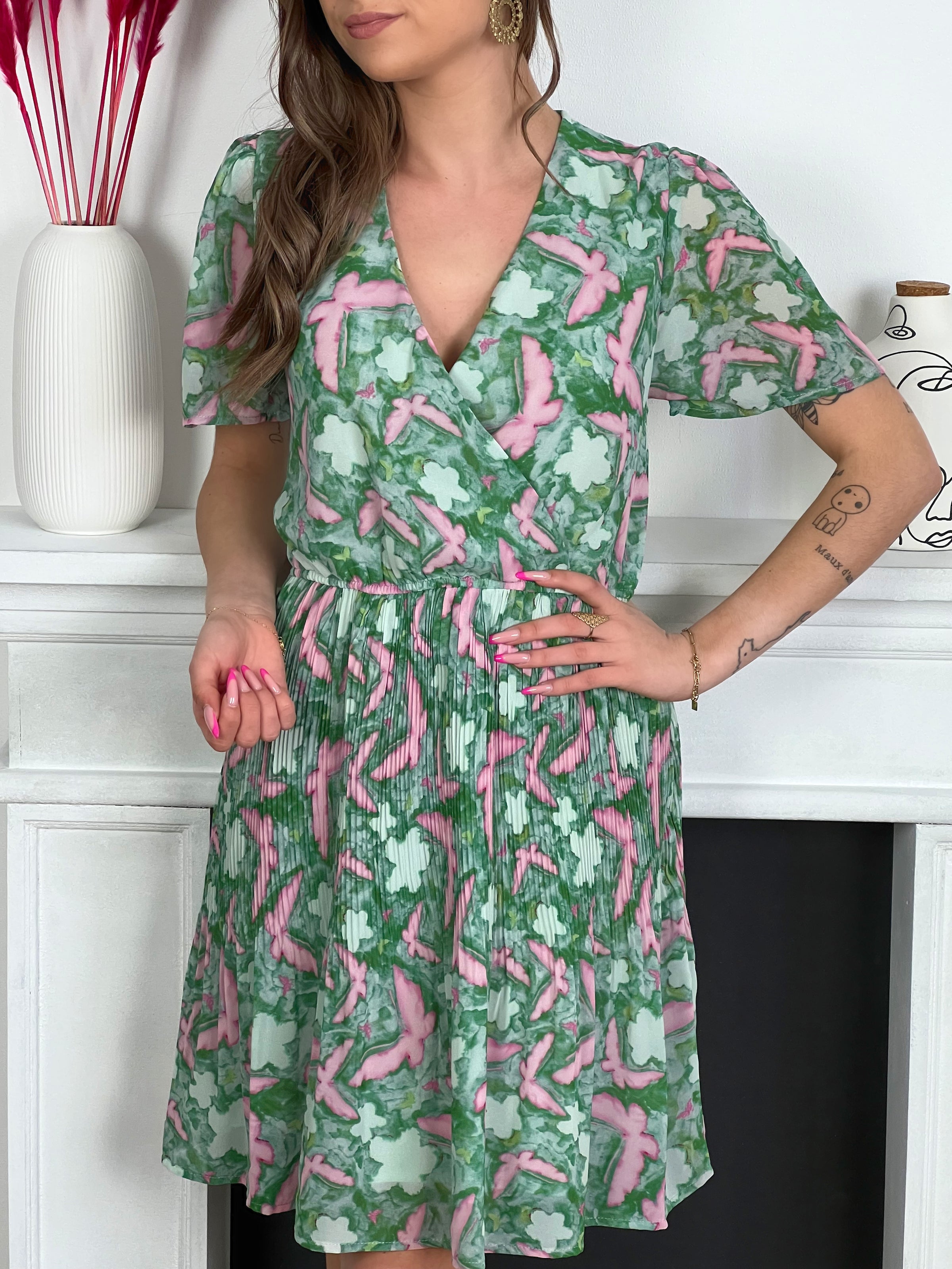 Robe courte verte et rose col V effet plissé femme Robe courte à manches courtes Doublée sur le bas Col cache cœur Effet plissé Couleurs : rose et verte Composition : 100% Polyester, doublure : 100% Coton Fabriqué en P.R.C