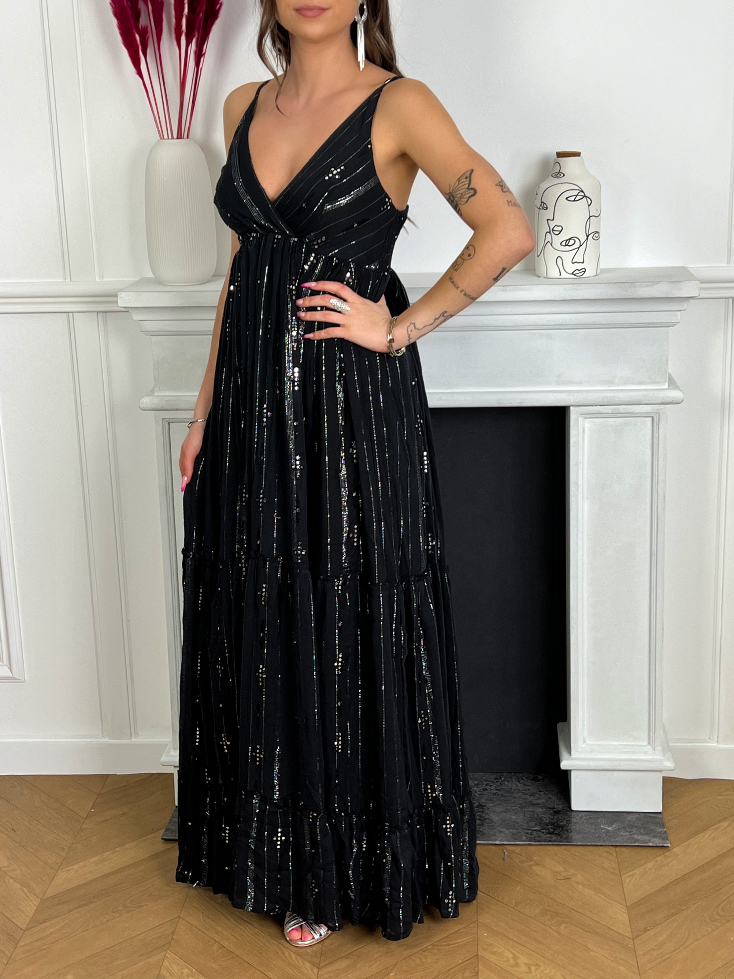 Robe longue noir brillante avec sequin Robe longue  Manches brettelles réglables Col V Élastique au dos Détail brillant sequins noir et argenté et fil lurex argenté Doublée  Couleurs : noir et argenté Composition : 100% Viscose Made in Inde