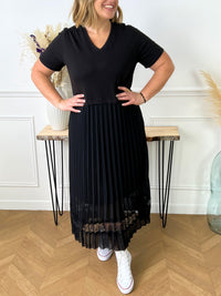 ROBE NOIRE LONGUE GRANDE TAILLE Robe longue manches courtes Haut effet tee-shirt Col V Bas effet plissé Dentelle sur le bas Doublée au bas Couleur : noir Composition : Tee-shirt : 95% Coton, 5% Elasthanne Jupe : 100% Polyester Doublure de la jupe : 95% Viscose, 5% Elasthanne Made in Italie