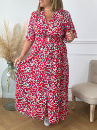 Robe longue motif floral bleu et rouge Robe longue manches courtes Col cache cœur Elastique à la taille avec ceinture amovible accroche dorée Couleurs : écru, rouge, bleu, rose et orange  Coupe porte feuille/fente  Composition : 100% Polyester Lavage à la main obligatoire Made in P.R.C