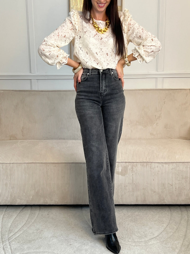 Découvrez le Jean gris tall, conçu pour les silhouettes élancées. Avec sa coupe wide leg généreuse et flatteuse, ce jean offre confort et style sans compromis.
