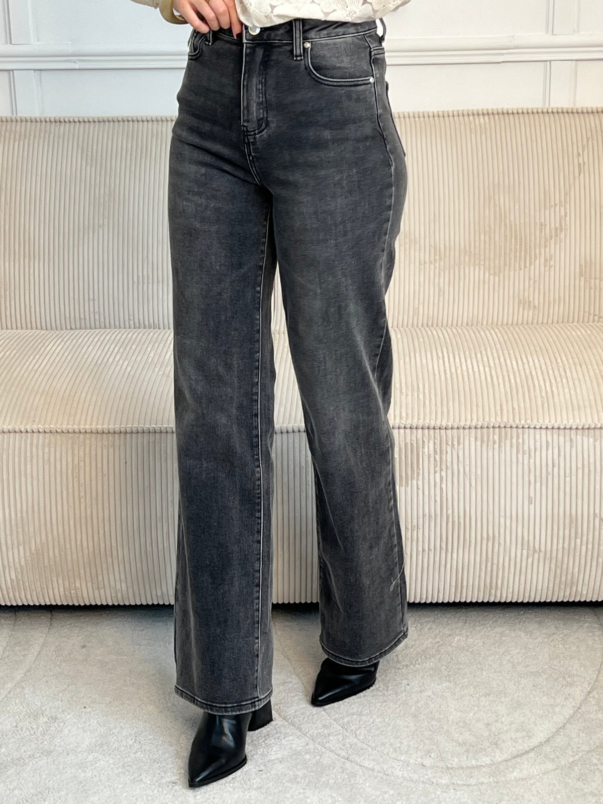 Découvrez le Jean gris tall, conçu pour les silhouettes élancées. Avec sa coupe wide leg généreuse et flatteuse, ce jean offre confort et style sans compromis.