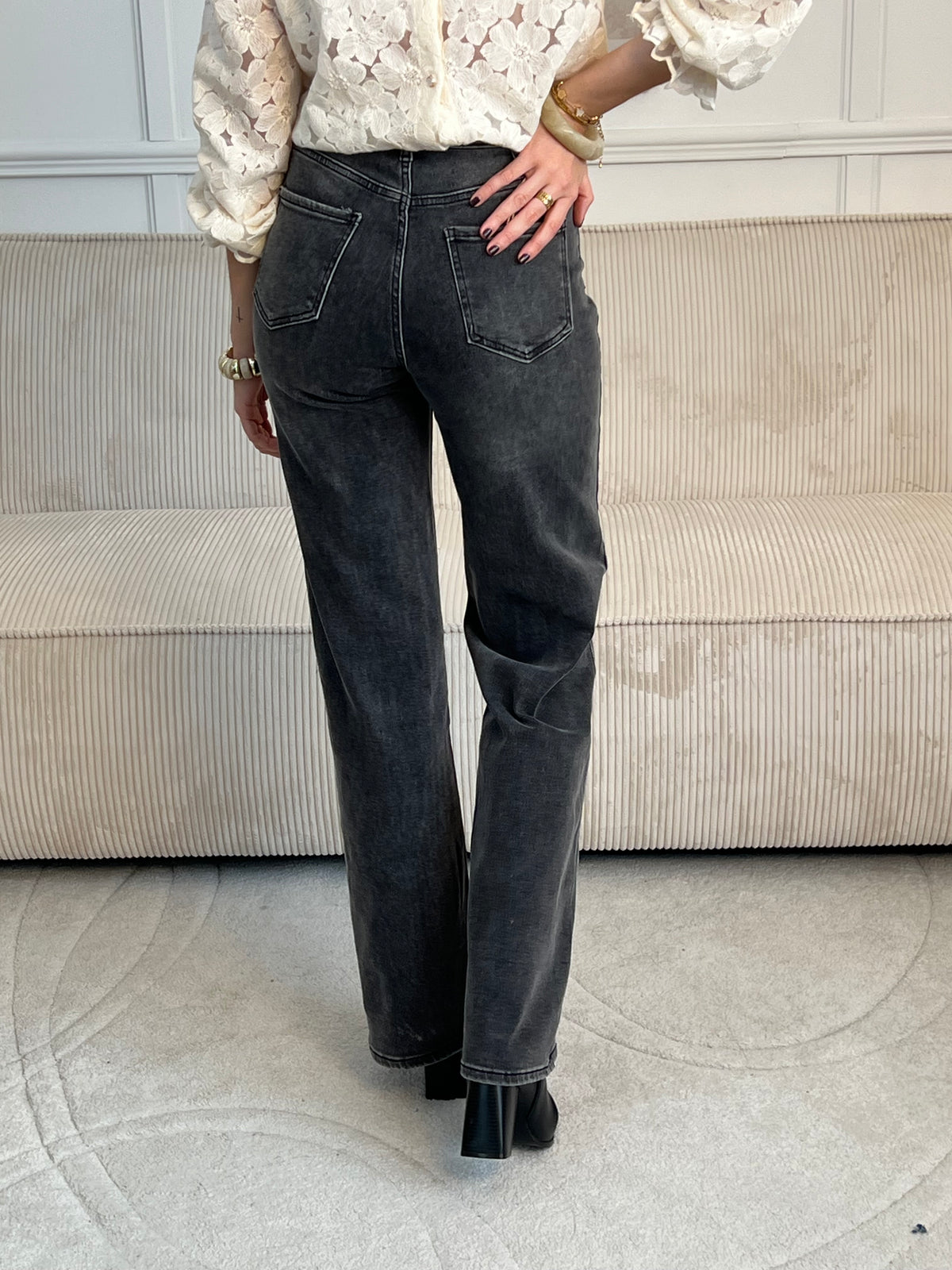 Découvrez le Jean gris tall, conçu pour les silhouettes élancées. Avec sa coupe wide leg généreuse et flatteuse, ce jean offre confort et style sans compromis.