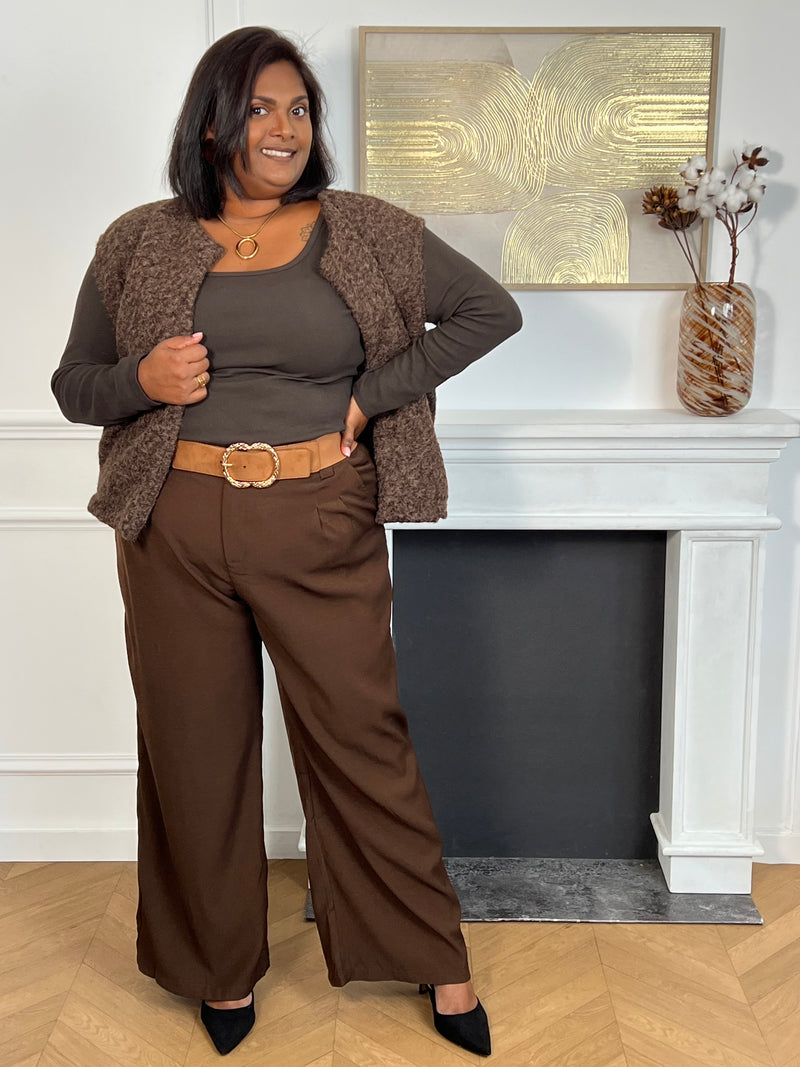 Le pantalon Orion combine style et confort avec sa coupe droite fluide. Parfait pour la grande taille, il propose passants de ceinture, fermeture éclair avec bouton et poches latérales pratiques. Sa couleur marron intemporelle s'adapte à tous vos looks.