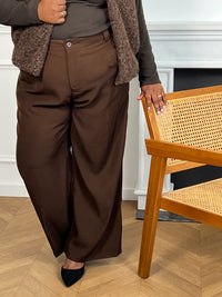 Le pantalon Orion combine style et confort avec sa coupe droite fluide. Parfait pour la grande taille, il propose passants de ceinture, fermeture éclair avec bouton et poches latérales pratiques. Sa couleur marron intemporelle s'adapte à tous vos looks.