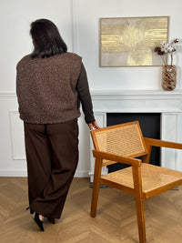 Le pantalon Orion combine style et confort avec sa coupe droite fluide. Parfait pour la grande taille, il propose passants de ceinture, fermeture éclair avec bouton et poches latérales pratiques. Sa couleur marron intemporelle s'adapte à tous vos looks.