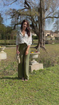 La chemise Paloma en motifs palmiers est une pièce légère et confortable pour femmes. Avec ses manches longues et son col chemise, elle offre un style élégant. Les boutons sur la longueur et aux manches ajoutent une touche de praticité. Cette chemise vous transportera vers un paradis tropical.
