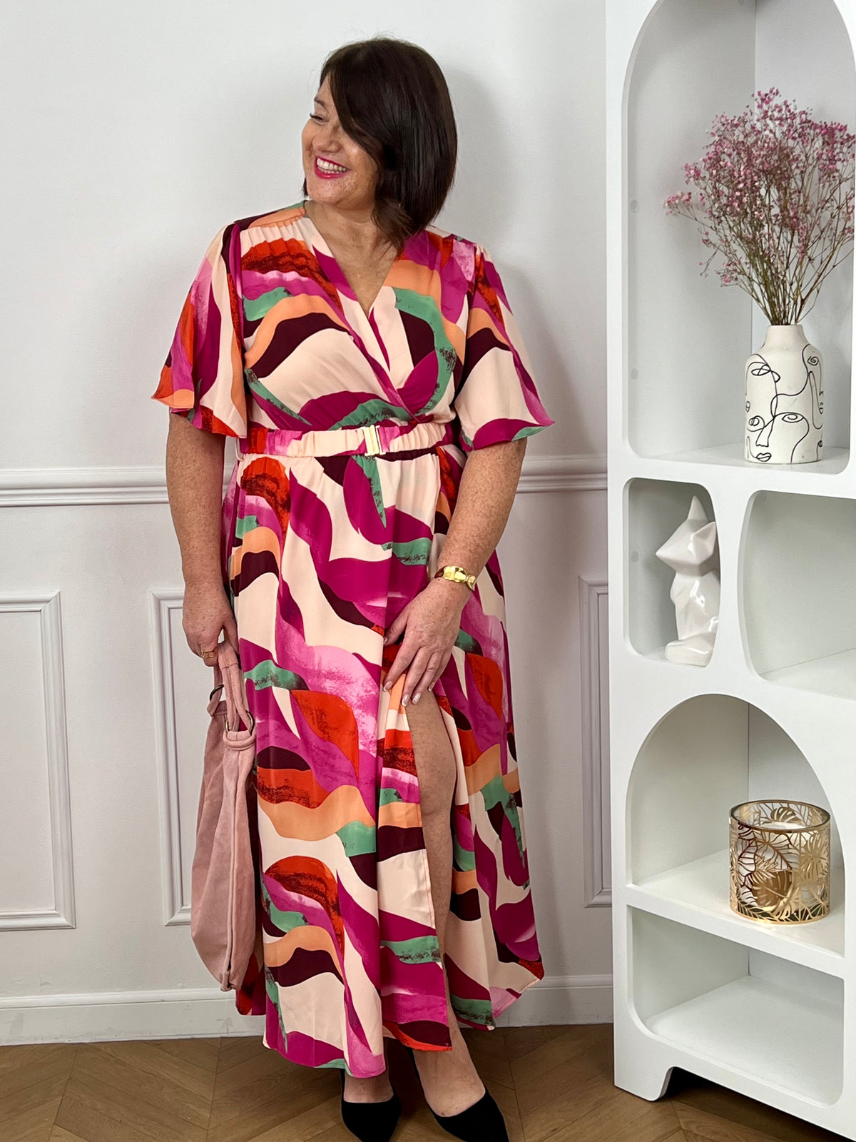 Robe longue rose à motifs grande taille, idéale pour un look féminin et élégant. Dotée de manches courtes et d’un col cache-cœur, elle met en valeur la silhouette avec sa taille élastique et sa ceinture amovible. Son ouverture sur le bas apporte une touche de légèreté et de modernité. Parfaite pour une tenue fluide et confortable en toute occasion.