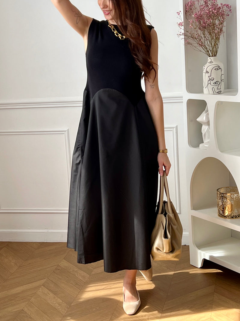 Cette robe longue noire sans manches séduit par son élégance et son jeu de matières. Son design bi-matière apporte du relief et une touche moderne, tout en restant facile à porter. Une pièce chic et intemporelle, idéale pour toutes les occasions.