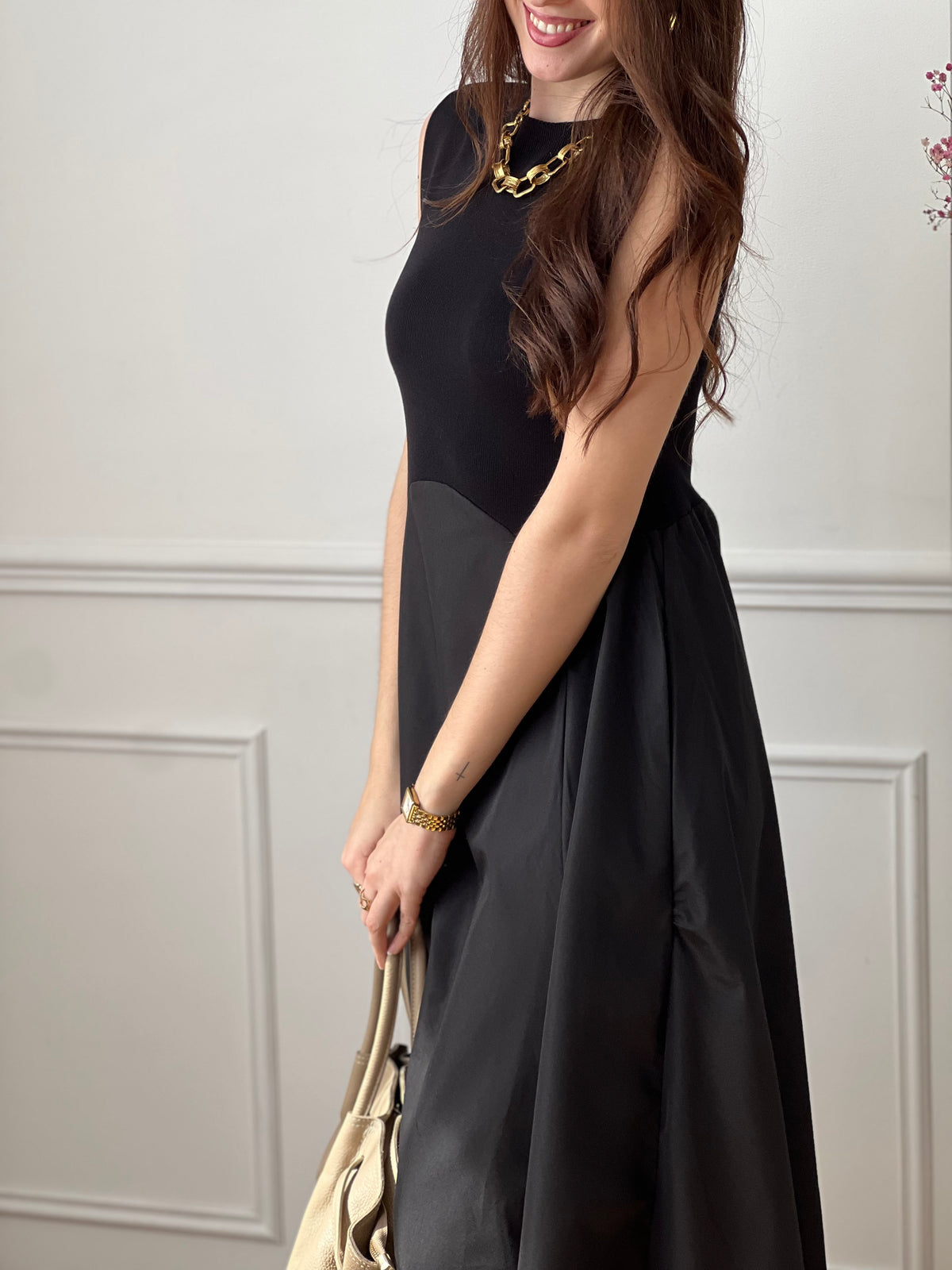 Cette robe longue noire sans manches séduit par son élégance et son jeu de matières. Son design bi-matière apporte du relief et une touche moderne, tout en restant facile à porter. Une pièce chic et intemporelle, idéale pour toutes les occasions.