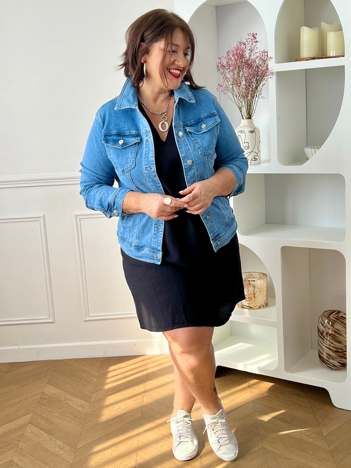 Découvrez la veste en jean Cosmy, l'incontournable grande taille pour femme. Dotée d'un col chemise classique et de manches longues, elle allie style intemporel et confort. Les boutons travaillés sur toute la longueur et aux poignets ajoutent une touche de détail soigné.
