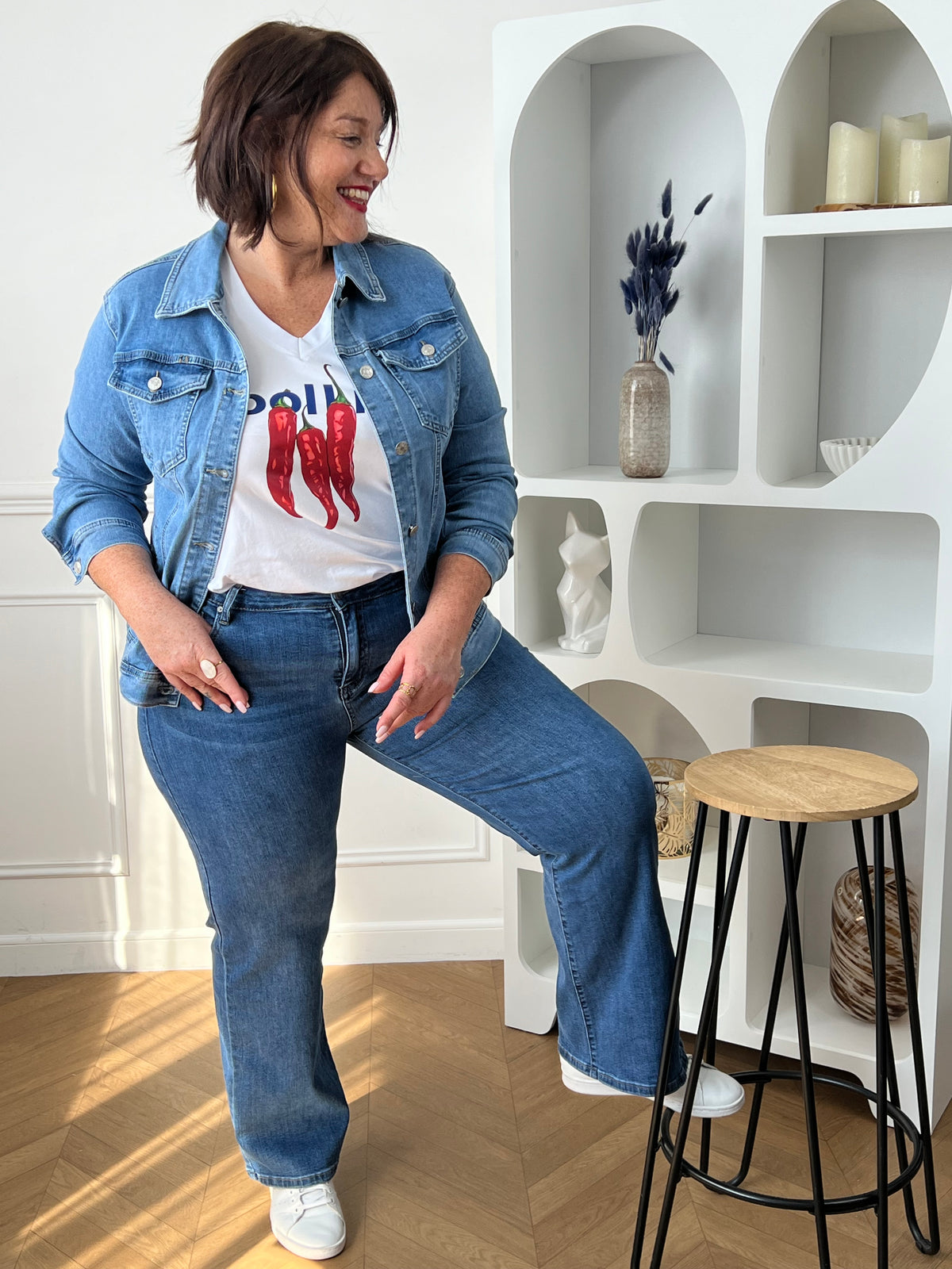 Découvrez la veste en jean Cosmy, l'incontournable grande taille pour femme. Dotée d'un col chemise classique et de manches longues, elle allie style intemporel et confort. Les boutons travaillés sur toute la longueur et aux poignets ajoutent une touche de détail soigné.